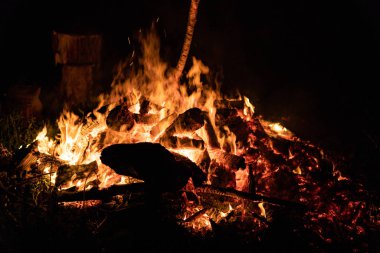 Gece kamp ateşi ile sol tarafında kullanılabilir alan.