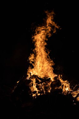 Gece kamp ateşi ile sol tarafında kullanılabilir alan.