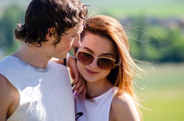 Sırt çantalı adam ve kız sahada