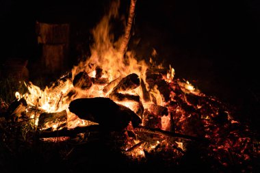 Gece kamp ateşi ile sol tarafında kullanılabilir alan.
