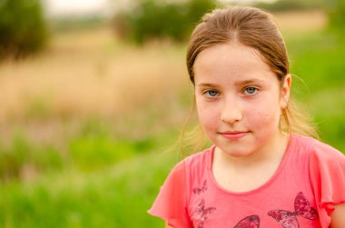 Parkta paten süren çocuklar.