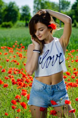 Haşhaş tarlasında güzel bir kadın