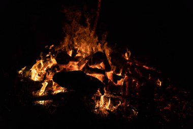 Gece kamp ateşi ile sol tarafında kullanılabilir alan.