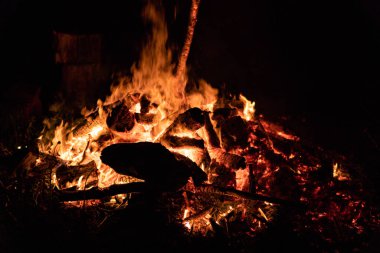 Gece kamp ateşi ile sol tarafında kullanılabilir alan.