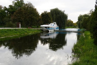 Parktaki nehirde park edilmiş teknenin güzel manzarası.