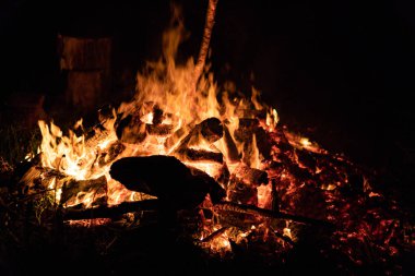 Gece kamp ateşi ile sol tarafında kullanılabilir alan.