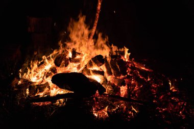 Gece kamp ateşi ile sol tarafında kullanılabilir alan.