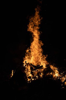 Gece kamp ateşi ile sol tarafında kullanılabilir alan.