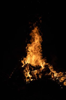 Gece kamp ateşi ile sol tarafında kullanılabilir alan.