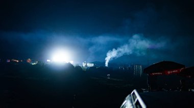 Sıcak hava balonu gökyüzünün altında Samanyolu ve geceleri parlayan yıldızla muhteşem bir Kapadokya üzerinde uçuyor.  