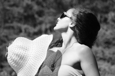 Şapkalı kız güneşli göl sahillerinde vakit geçiriyor. 