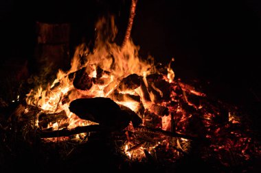 Gece kamp ateşi ile sol tarafında kullanılabilir alan.