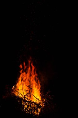 Gece kamp ateşi ile sol tarafında kullanılabilir alan.