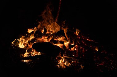 Gece kamp ateşi ile sol tarafında kullanılabilir alan.