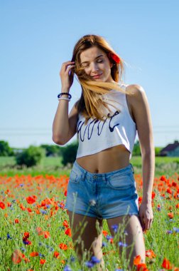 Haşhaş tarlasında güzel bir kadın