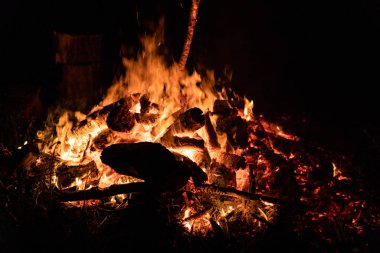 Gece kamp ateşi ile sol tarafında kullanılabilir alan.