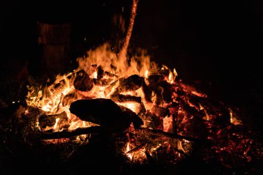 Gece kamp ateşi ile sol tarafında kullanılabilir alan.
