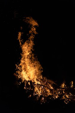 Gece kamp ateşi ile sol tarafında kullanılabilir alan.