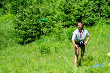 Sahilde göl kenarında vakit geçiren bir adamın görüntüsü.