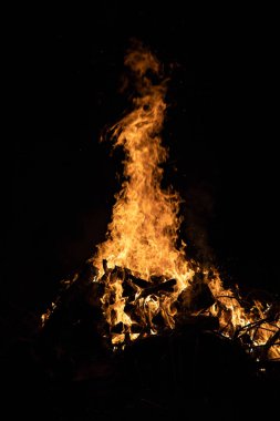 Gece kamp ateşi ile sol tarafında kullanılabilir alan.