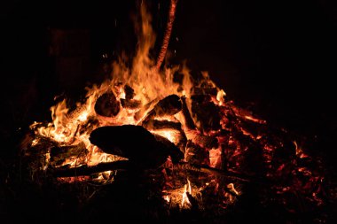 Gece kamp ateşi ile sol tarafında kullanılabilir alan.