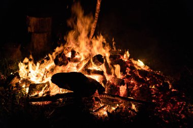 Gece kamp ateşi ile sol tarafında kullanılabilir alan.