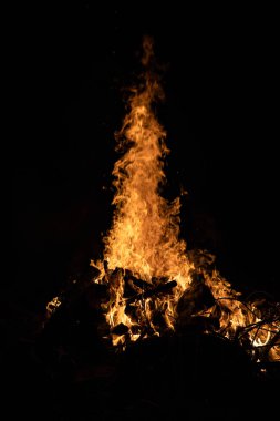 Gece kamp ateşi ile sol tarafında kullanılabilir alan.