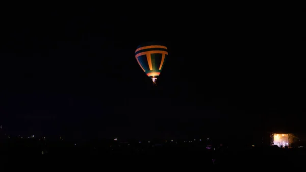 Hőlégballon Repül Látványos Cappadocia Alatt Tejes Ragyogó Csillag Éjjel — Stock Fotó