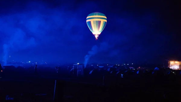 Heißluftballon Fliegt Über Spektakulärem Kappadokien Unter Dem Himmel Mit Milchstraße — Stockfoto