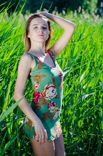 Foto de Arte da Moda. Retrato de menina modelo ao luar à noite. Sexy Glamour Mística Mulher bonita em vestido azul de pé em bastões contra fundo de água. Bela moda tiro criativo . — Fotografia de Stock