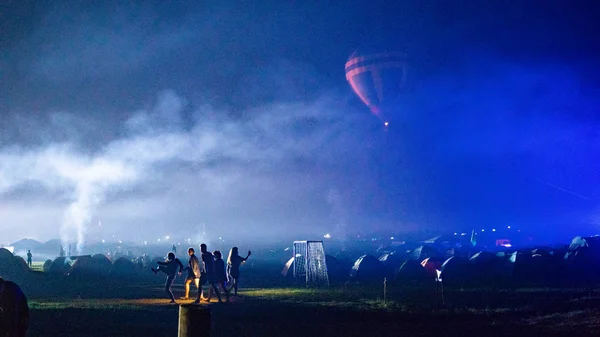 Varm luft ballong flyger över spektakulära Kappadokien under himlen med mjölkaktig sätt och shininng stjärna på natten (med spannmål) — Stockfoto