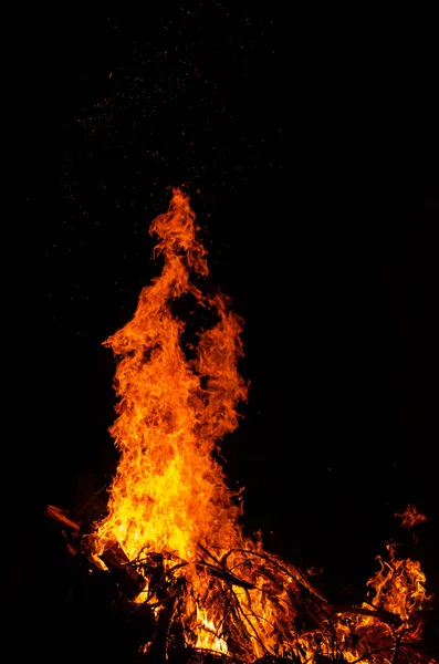 Fogueira noturna com espaço disponível no lado esquerdo . — Fotografia de Stock