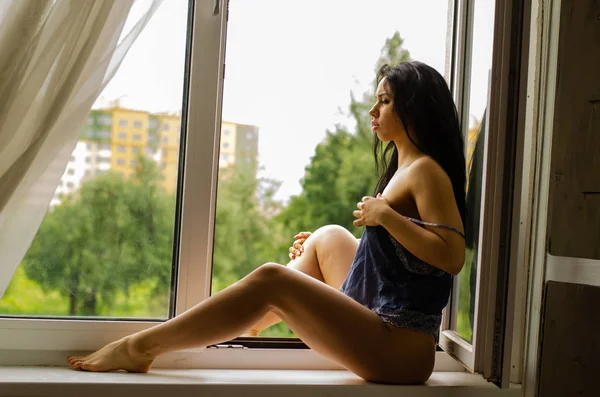 Smyslná Atraktivní Brunetka Žena Pózující Přes Okno Sobě Sexy Spodní — Stock fotografie