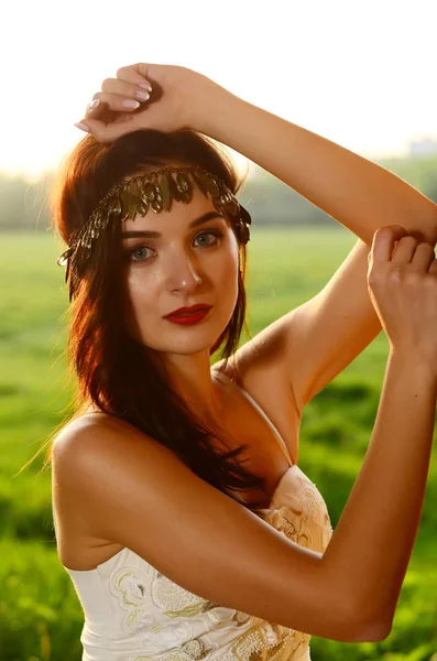 Ung vacker söt flicka mode klänning skog utomhus mode koncept — Stockfoto