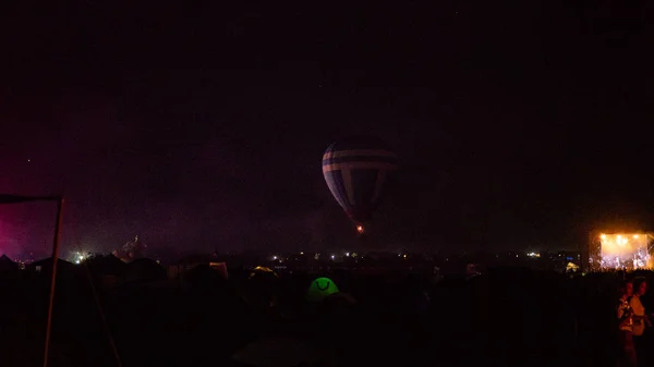 Hot Air Ballon Vliegen Spectaculaire Cappadocië Onder Hemel Met Melkachtige — Stockfoto
