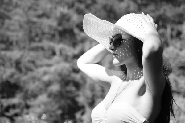 Girl Hat Spending Time Sunny Lake Beach — Fotografia de Stock