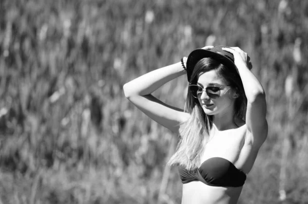 Mädchen Mit Hut Und Brille Badeanzug Posiert Strand — Stockfoto