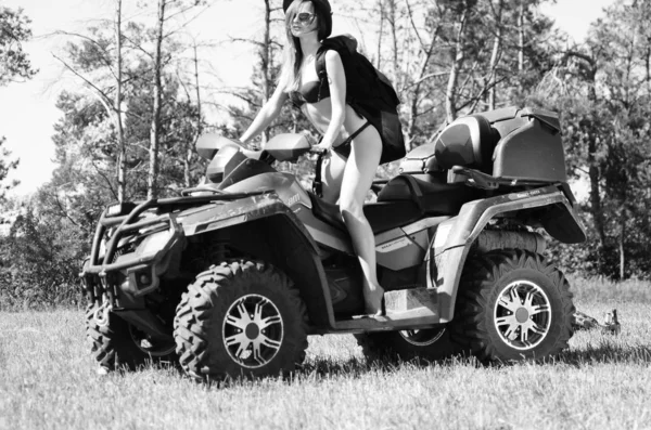 Mulher Atraente Maiô Moto Quadriciclo Atv Conceito Atv — Fotografia de Stock