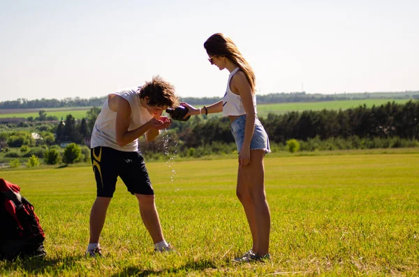 Backpackers Man Och Flicka Fältet — Stockfoto