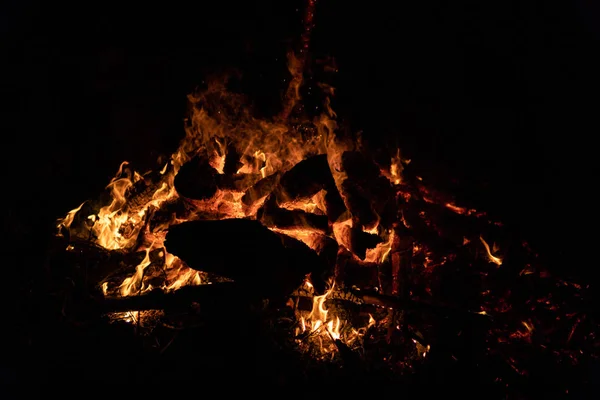 Nacht-Lagerfeuer mit freien Platz auf der linken Seite. — Stockfoto