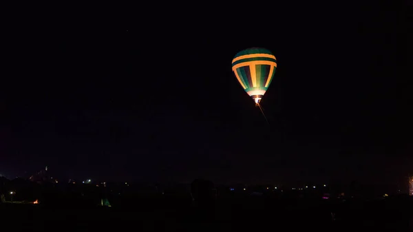 Hőlégballon Repül Látványos Cappadocia Alatt Tejes Ragyogó Csillag Éjjel — Stock Fotó