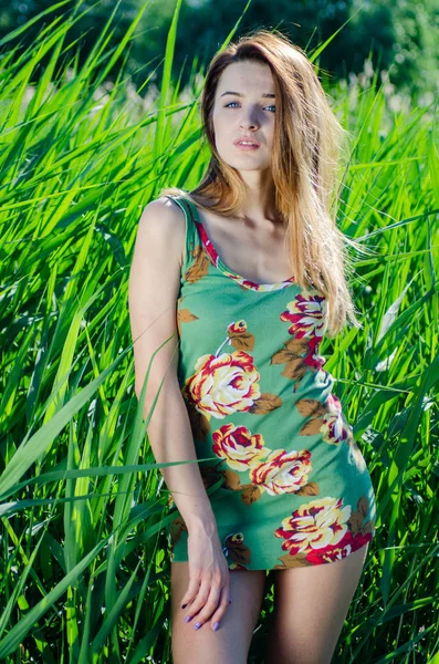 Foto de Arte da Moda. Retrato de menina modelo ao luar à noite. Sexy Glamour Mística Mulher bonita em vestido azul de pé em bastões contra fundo de água. Bela moda tiro criativo . — Fotografia de Stock