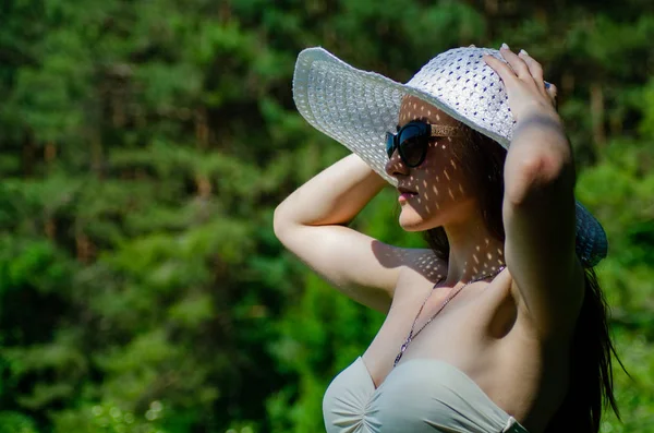 Girl Hat Spending Time Sunny Lake Beach — Foto Stock