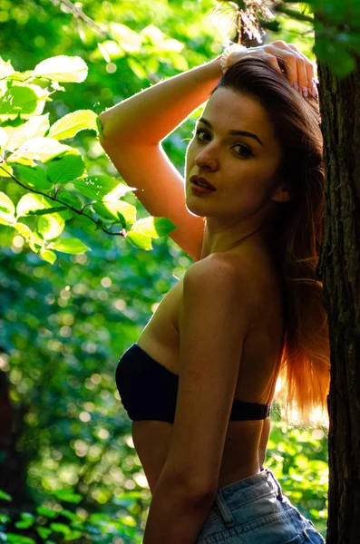 Güzel seksi kız karanlık orman — Stok fotoğraf
