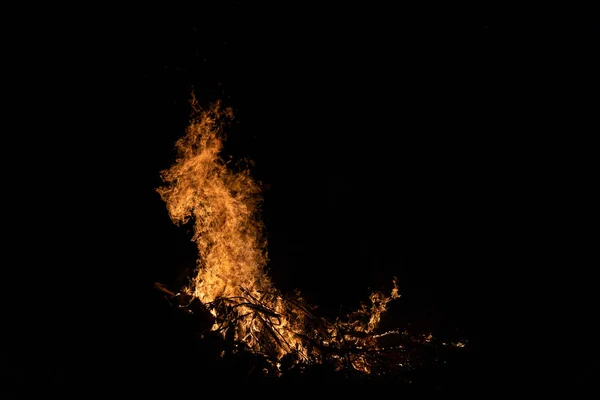 Nacht kampvuur met beschikbare ruimte aan linkerzijde. — Stockfoto