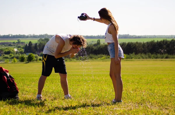 Backpackers Man Girl Field — Stock Photo, Image