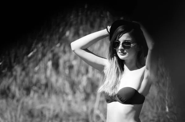 Dziewczyna Kapeluszu Okularach Strój Kąpielowy Pozowanie Plaży — Zdjęcie stockowe