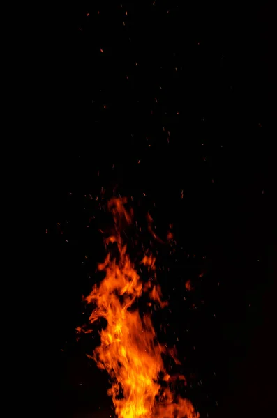 Нічний вогонь з вільним місцем ліворуч . — стокове фото