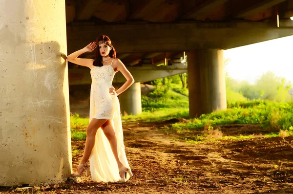 Junge schöne süße Mädchen modisches Kleid Wald im Freien Modekonzept — Stockfoto
