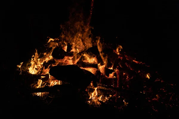 Night campfire with available space at left side. — Stock Photo, Image